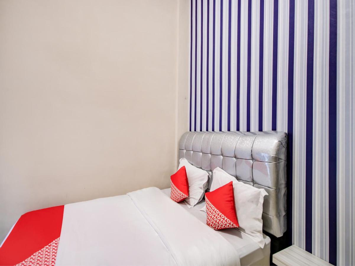 Oyo 3389 Sonya Homestay Syariah Tebing Tinggi Экстерьер фото