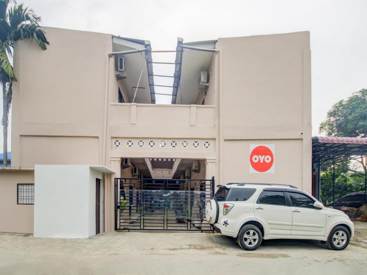 Oyo 3389 Sonya Homestay Syariah Tebing Tinggi Экстерьер фото