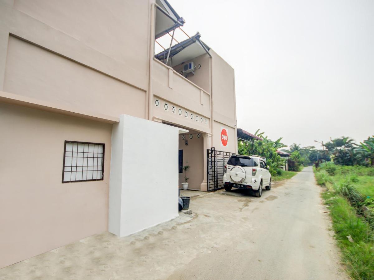 Oyo 3389 Sonya Homestay Syariah Tebing Tinggi Экстерьер фото