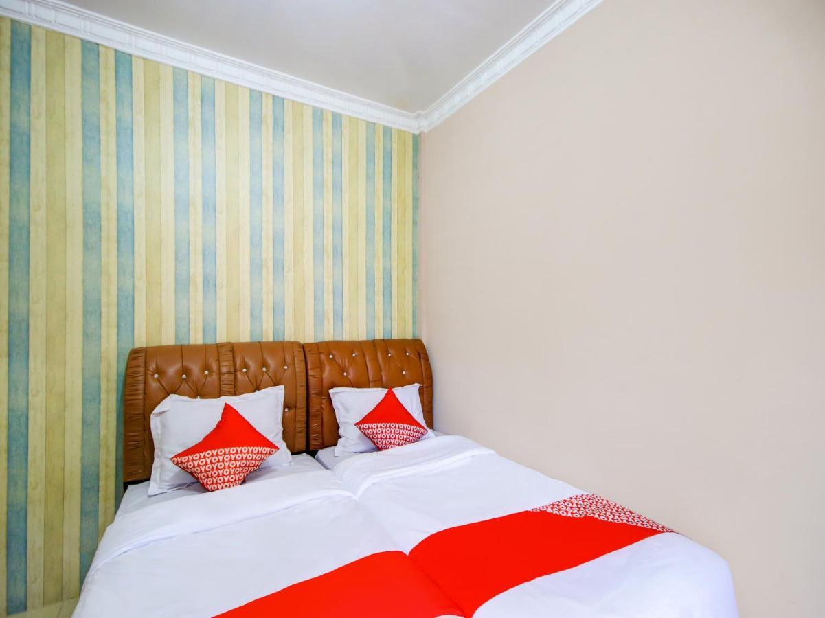 Oyo 3389 Sonya Homestay Syariah Tebing Tinggi Экстерьер фото