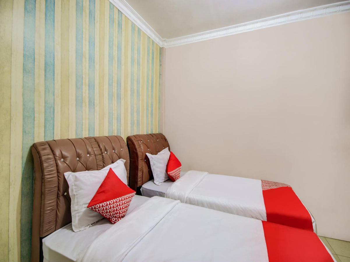 Oyo 3389 Sonya Homestay Syariah Tebing Tinggi Экстерьер фото