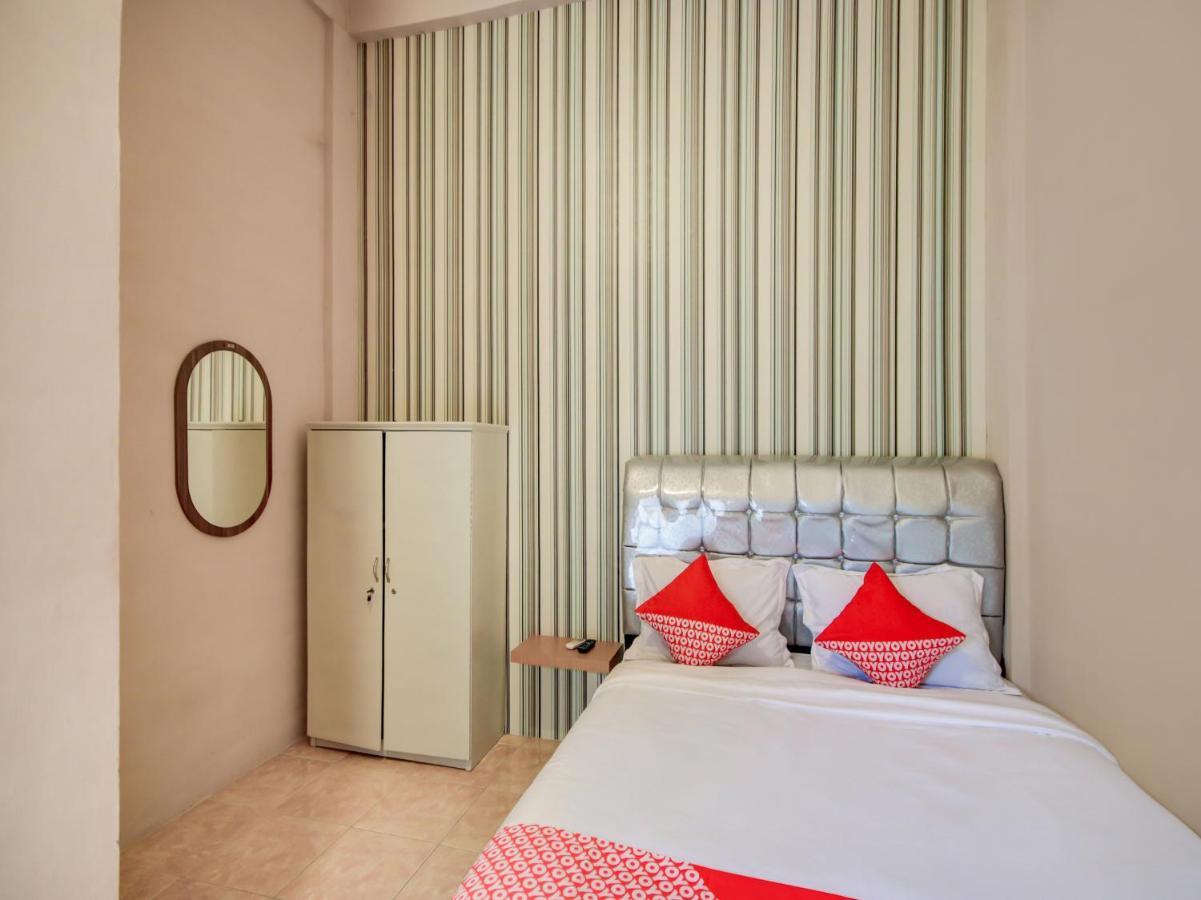 Oyo 3389 Sonya Homestay Syariah Tebing Tinggi Экстерьер фото